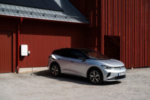 Elbil ansluten till hushållets elnät